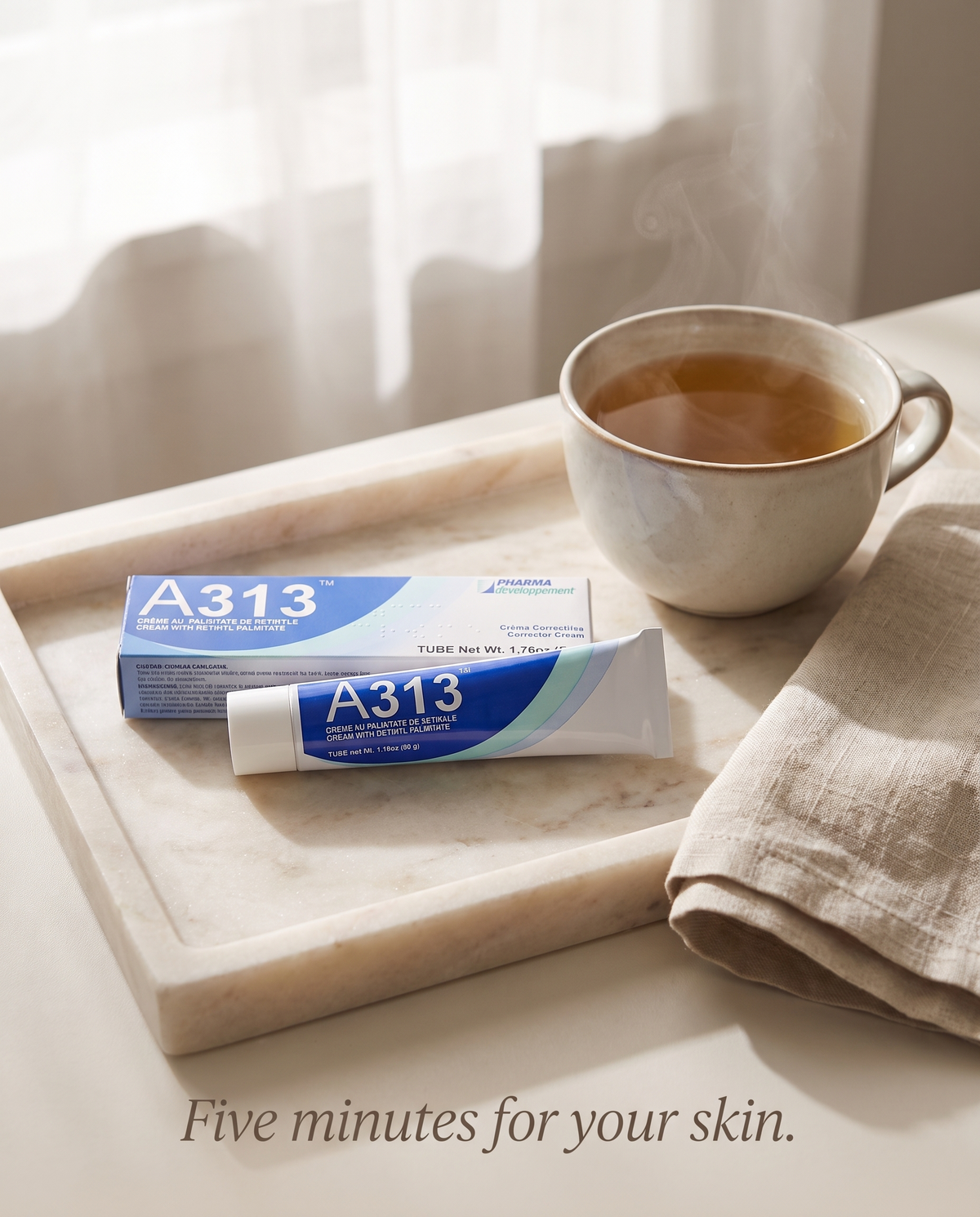 Crema A313 con Retinol y Vitamina A sobre una bandeja de mármol, ambiente de rutina matutina tranquila