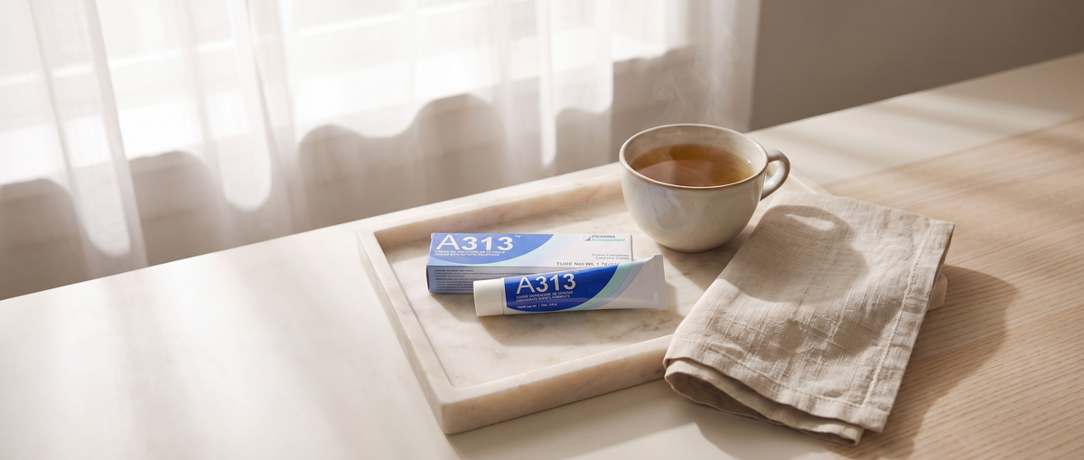Tube A313 Creme mit Retinol & Vitamin A auf einem Marmortablett, ein ruhiger Morgenmoment