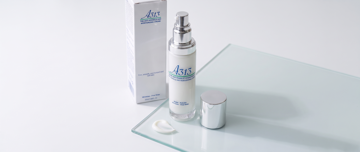Fles A313 Anti-Rides en Hydraterende Crème naast een gewone drogisterij-retinolserum