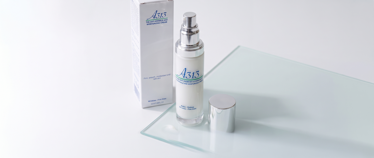 Pompfles van de A313 Anti-Wrinkle and Moisturizing Cream naast een klein toefje crème op een lichte glazen ondergrond bij zacht daglicht